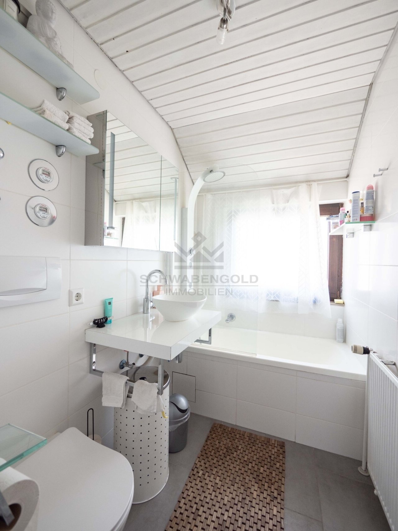* Über den Dächern von Stuttgart-Zuffenhausen: Maisonette-Wohnung mit Terrasse, Grünblick &amp; TG * (003-035) — Tageslichtbadezimmer