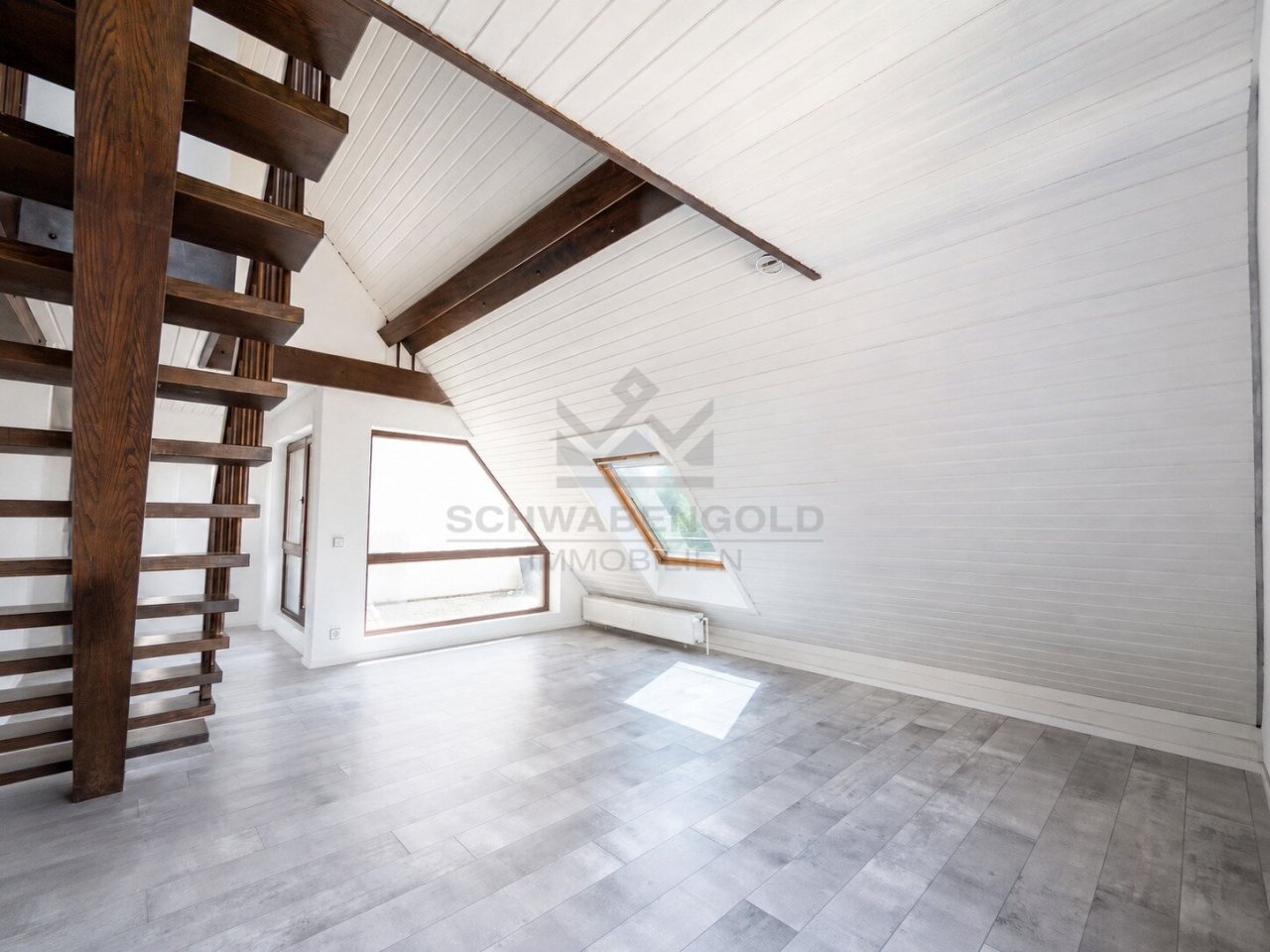 * Über den Dächern von Stuttgart-Zuffenhausen: Maisonette-Wohnung mit Terrasse, Grünblick &amp; TG * (003-035) — Wohn- &amp; Essbereich