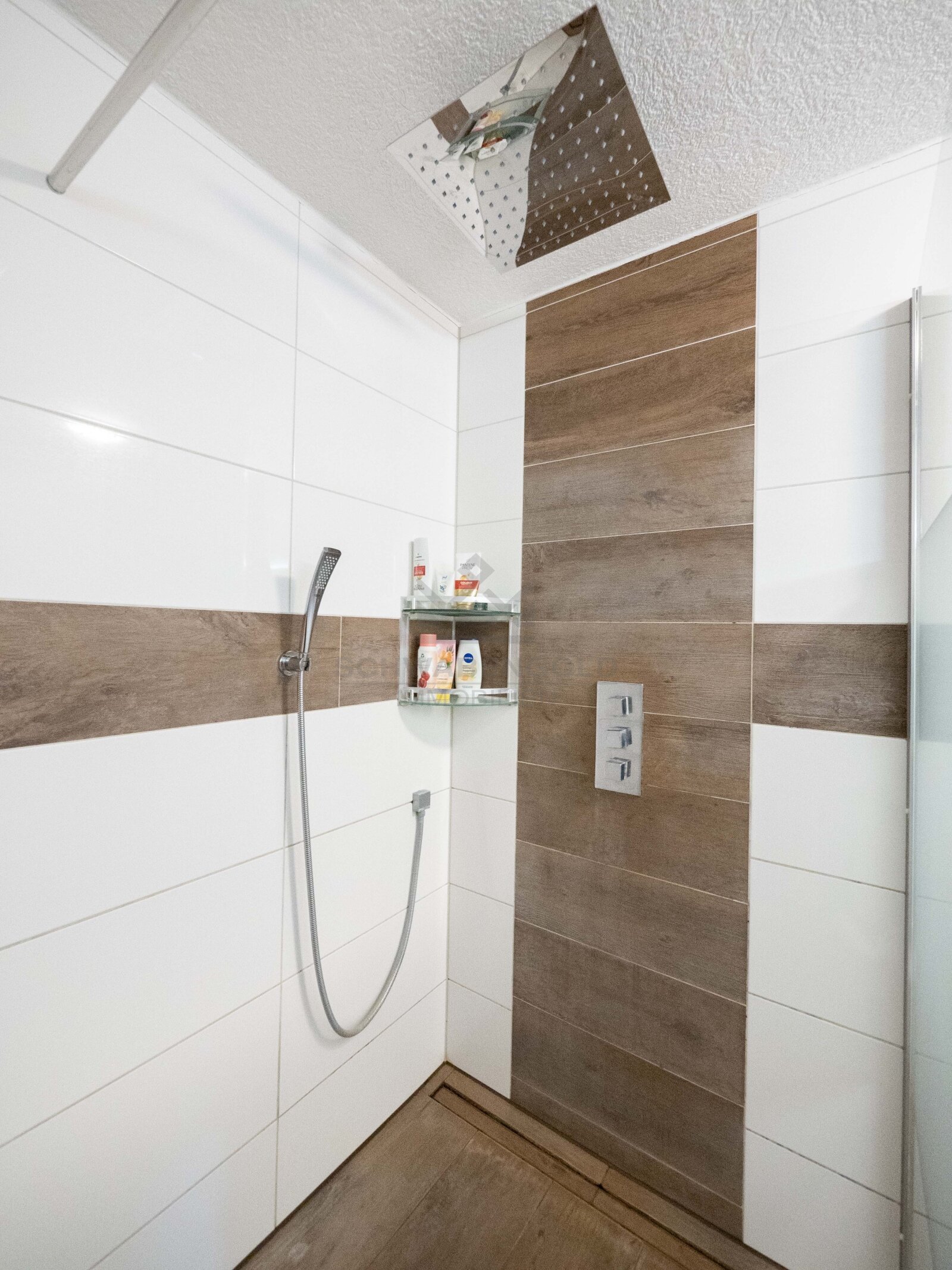 * Wohngefühl mit besonderem Flair – großzügige Wohnung mit Loft-Charakter, Kücheninsel &amp; Terrasse* (003-036) — ebenerdige Dusche