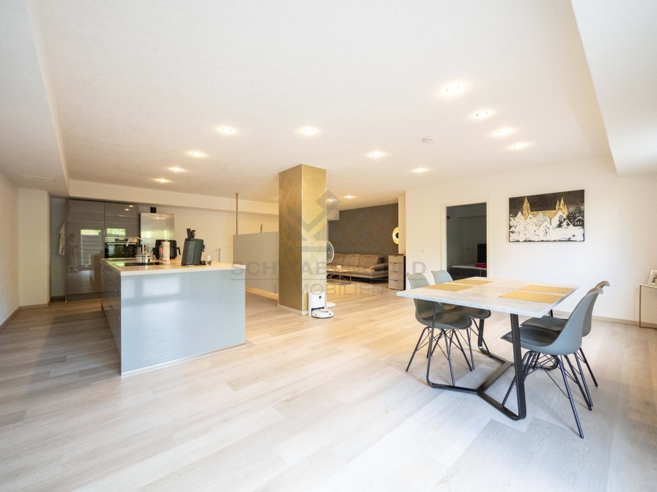 * Wohngefühl mit besonderem Flair – großzügige Wohnung mit Loft-Charakter, Kücheninsel &amp; Terrasse* (003-036) — Wohn-, Ess- &amp; Kochbereich