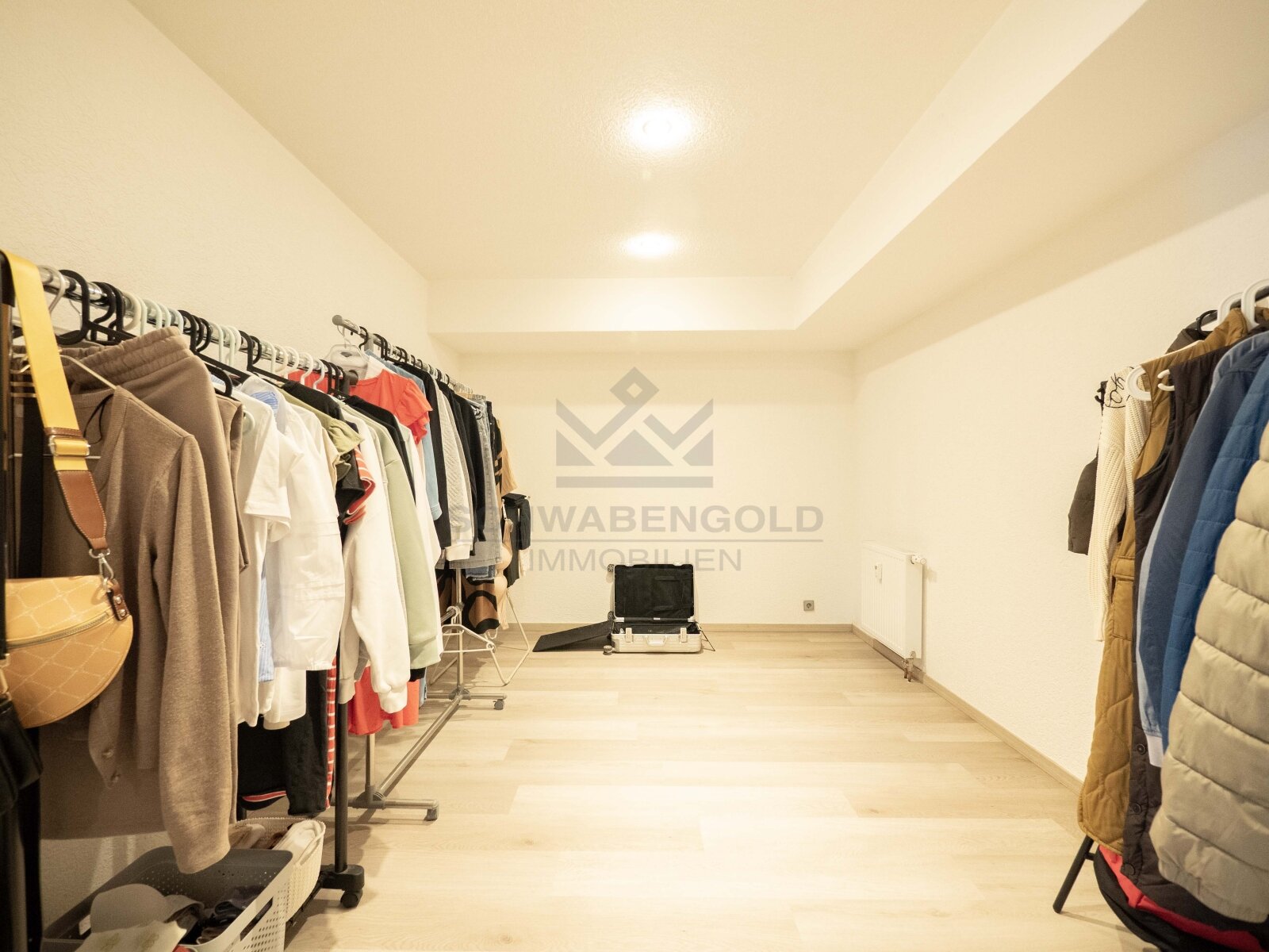 * Wohngefühl mit besonderem Flair – großzügige Wohnung mit Loft-Charakter, Kücheninsel & Terrasse* (003-036) — Ankleidezimmer