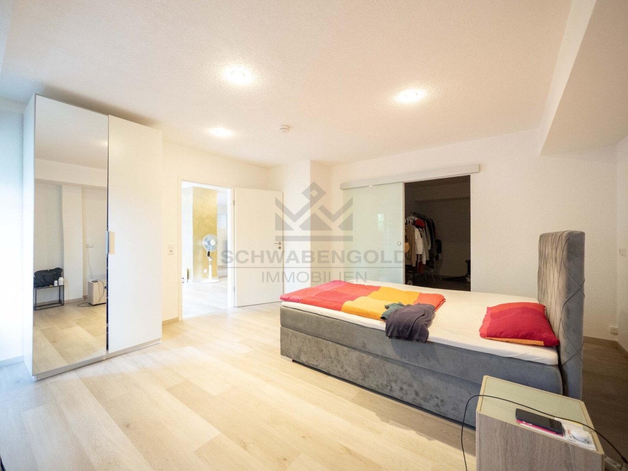 * Wohngefühl mit besonderem Flair – großzügige Wohnung mit Loft-Charakter, Kücheninsel &amp; Terrasse* (003-036) — Schlafzimmer