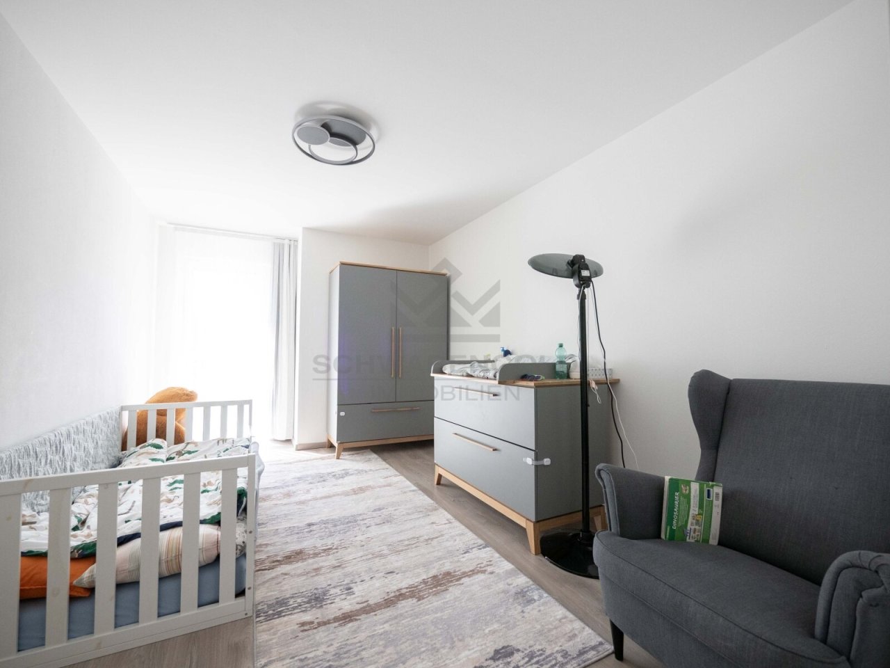 * Neuwertige Doppelhaushälfte in Illertissen: Platz für die ganze Familie in attraktiver Ortsrandlage * (003-040) — Kinderzimmer OG