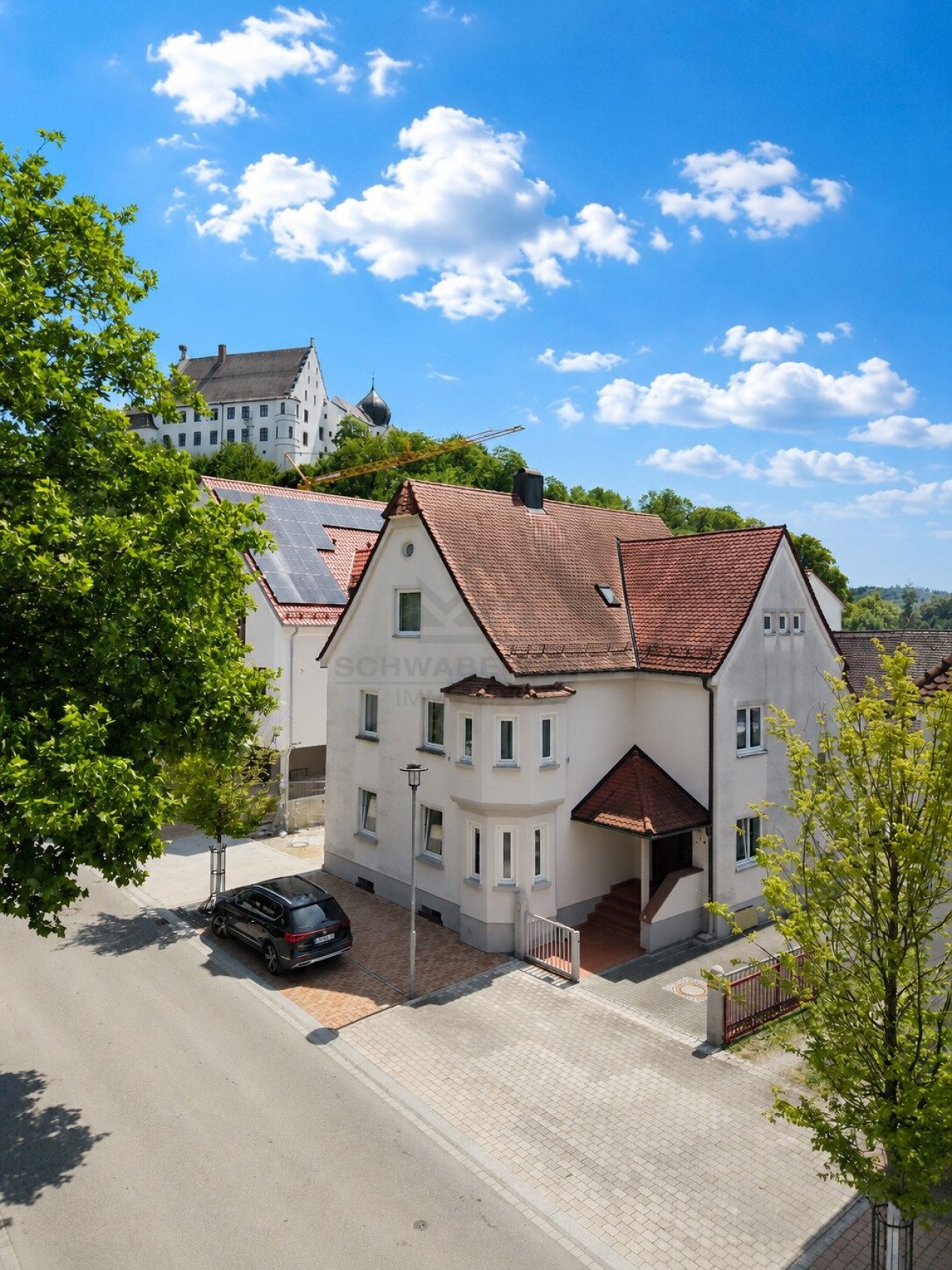 Architektonisches Juwel im Herzen von Illertissen – Verleihen Sie diesem außergewöhnlichen Dreifamilienhaus neuen Glanz (003-046) — Außenaufnahme
