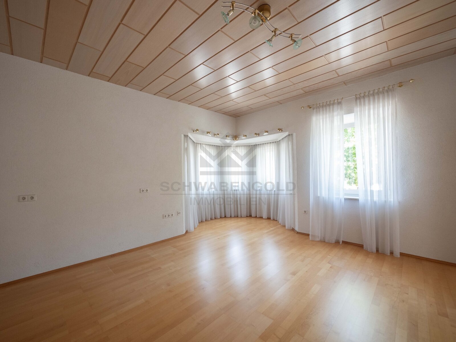 Architektonisches Juwel im Herzen von Illertissen – Verleihen Sie diesem außergewöhnlichen Dreifamilienhaus neuen Glanz (003-046) — OG Wonzimmer