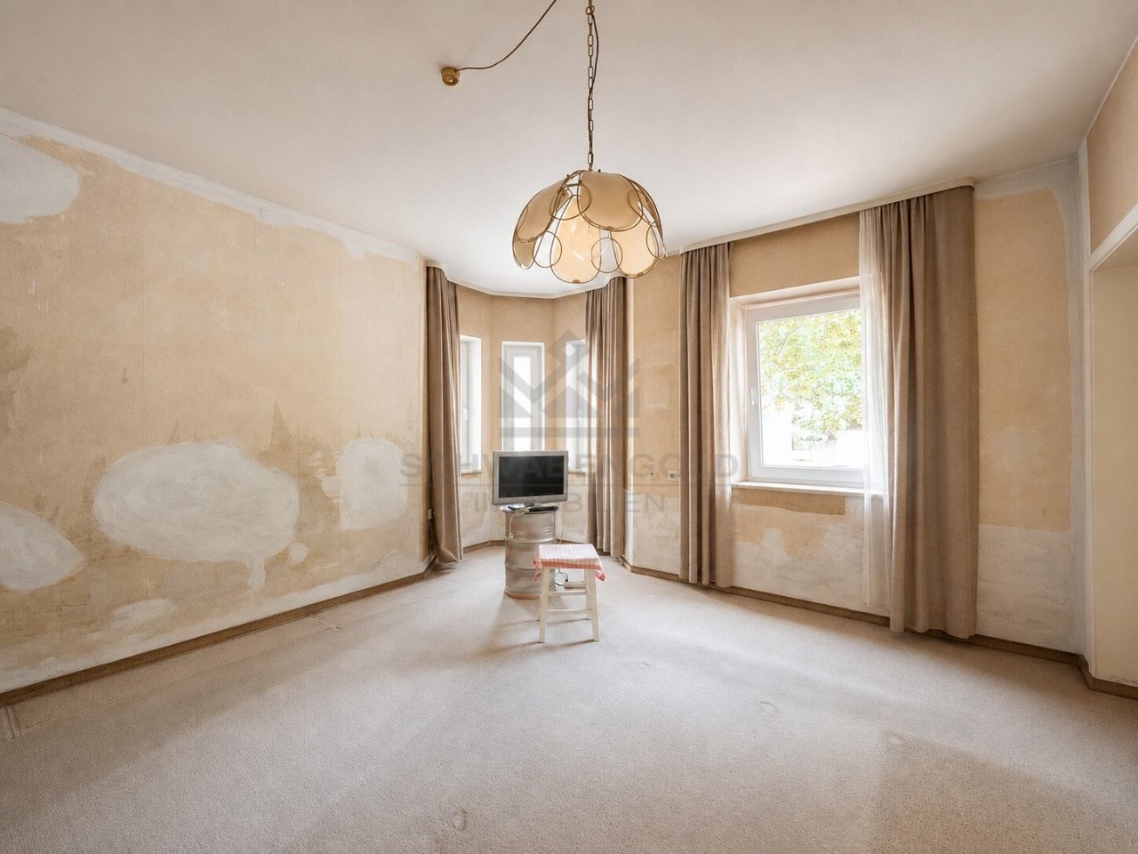 Architektonisches Juwel im Herzen von Illertissen – Verleihen Sie diesem außergewöhnlichen Dreifamilienhaus neuen Glanz (003-046) — EG Wohnzimmer