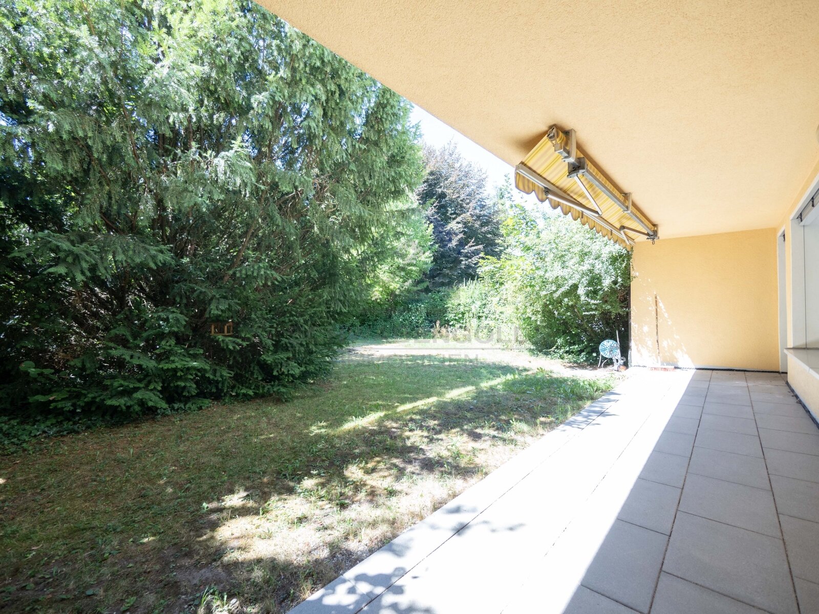 Fast wie ein eigenes Haus: 4,5 Zimmer mit Privatgarten, Garage & frisch renoviert in Günzburg (003-047) — Terrasse mit eigenem Garten